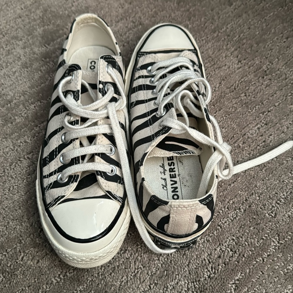 Super fun Zébra converse. Almost brand new